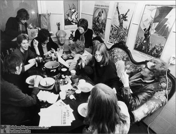 Mahlzeit in einer Polit-Kommune (1968)